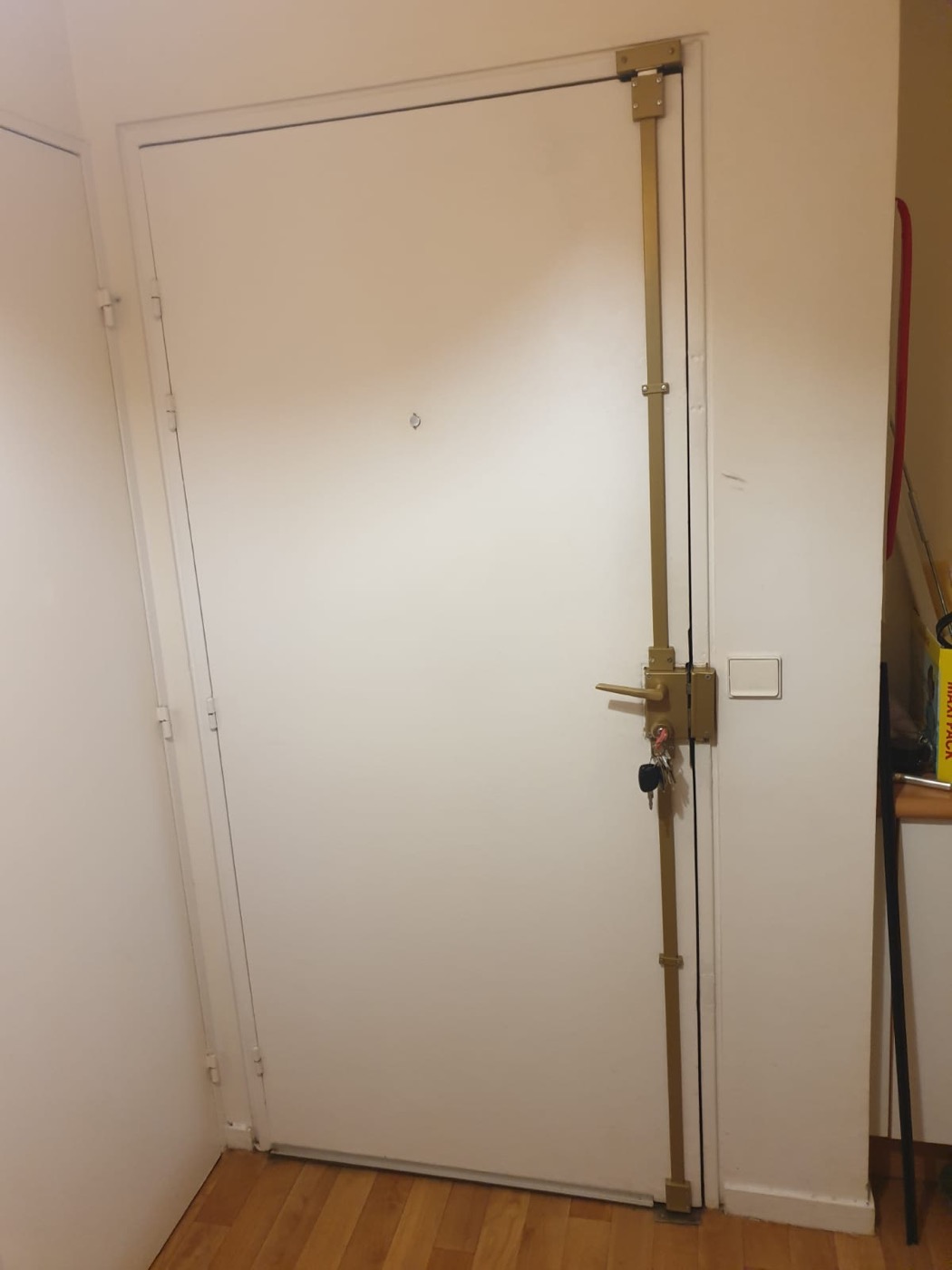 Installation serrure en applique trois points